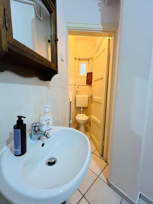 Downtown Unirii Square Private Economy Rooms With Shared Amenities Bucareste Exterior foto