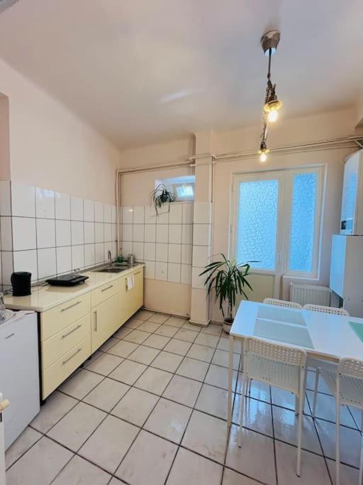 Downtown Unirii Square Private Economy Rooms With Shared Amenities Bucareste Exterior foto