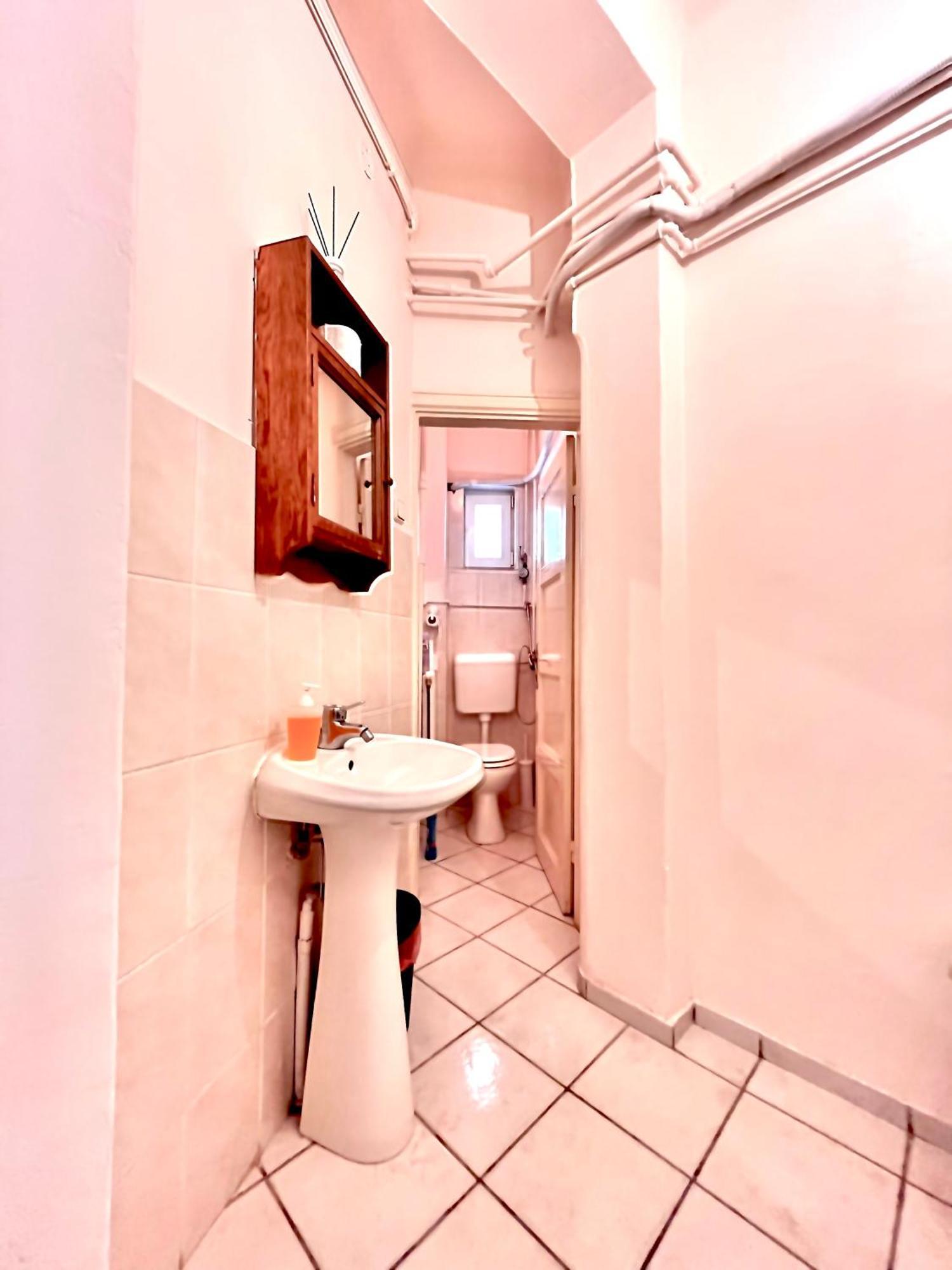 Downtown Unirii Square Private Economy Rooms With Shared Amenities Bucareste Exterior foto